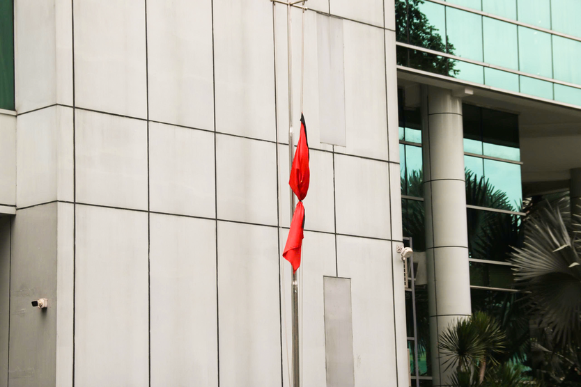 TP. Hồ Chí Minh treo cờ rủ Quốc tang tưởng niệm Chủ tịch Quốc hội Lào - Ảnh 12.