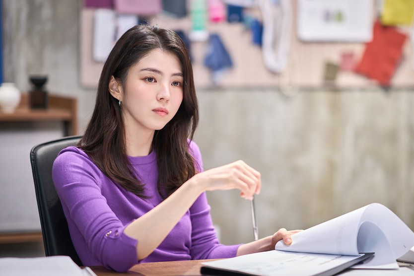 Han So-hee hóa thân thành nữ CEO thời trang trong phim "The Intern" - Ảnh 4.
