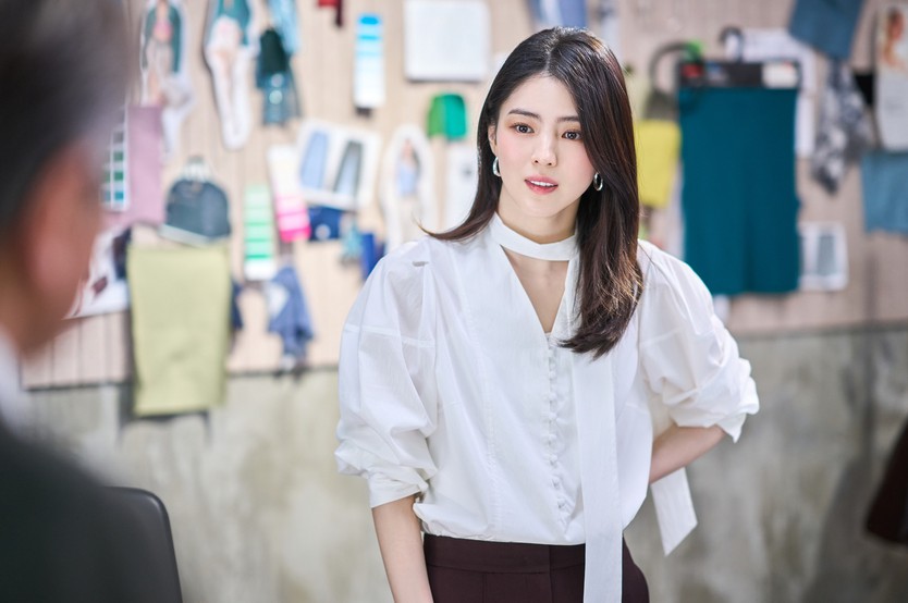 Han So-hee hóa thân thành nữ CEO thời trang trong phim "The Intern" - Ảnh 2.