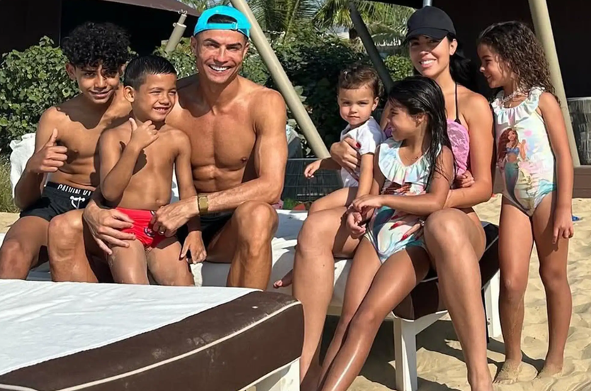 Cristiano Ronaldo kết hôn với Georgina Rodríguez sau gần 10 năm bên nhau - Ảnh 4.