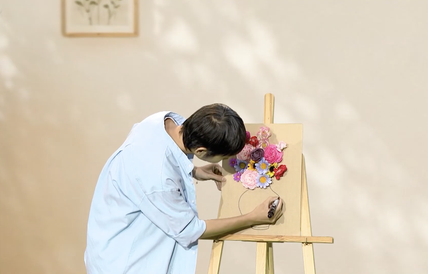 Góc nhỏ kỳ diệu: Vẽ bình hoa kết hợp hoa tươi - Ảnh 1.
