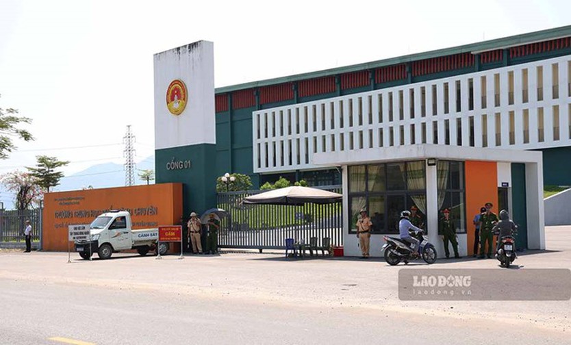 326 thí sinh Tuyên Quang làm thủ tục thi lại, an ninh được siết chặt - Ảnh 1.