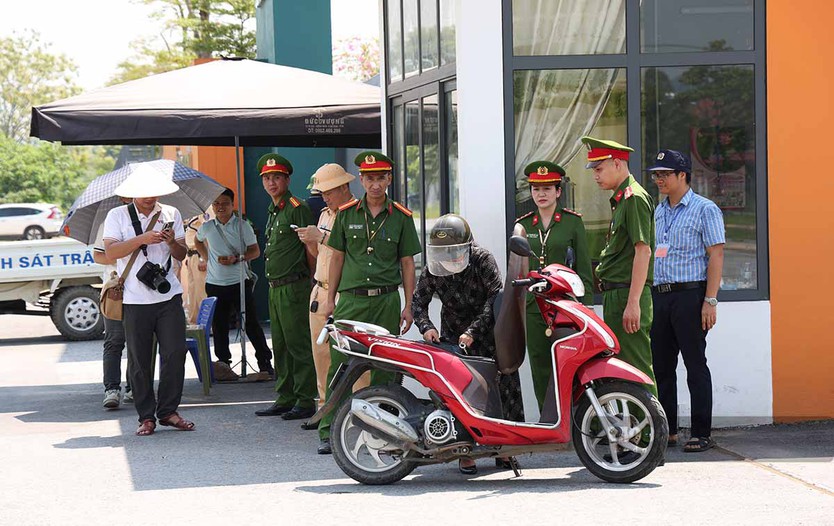 326 thí sinh Tuyên Quang làm thủ tục thi lại, an ninh được siết chặt - Ảnh 4.