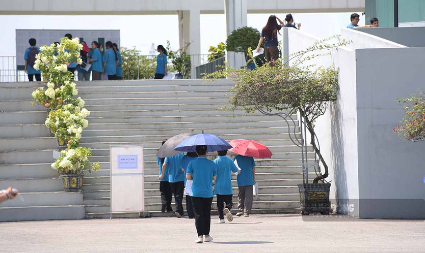 326 thí sinh Tuyên Quang làm thủ tục thi lại, an ninh được siết chặt - Ảnh 3.