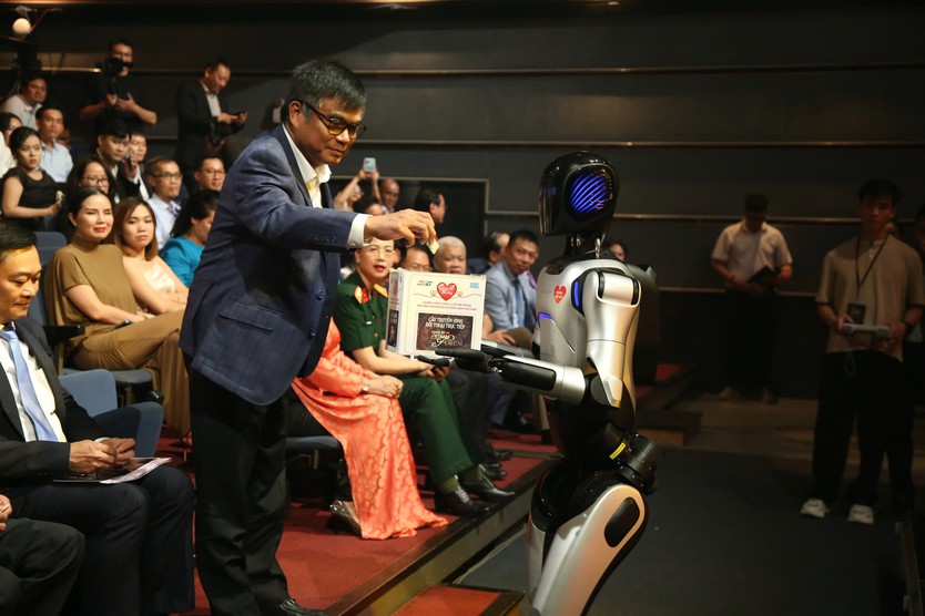HTV tiên phong đưa robot vào hoạt động hỗ trợ xã hội - Ảnh 2.