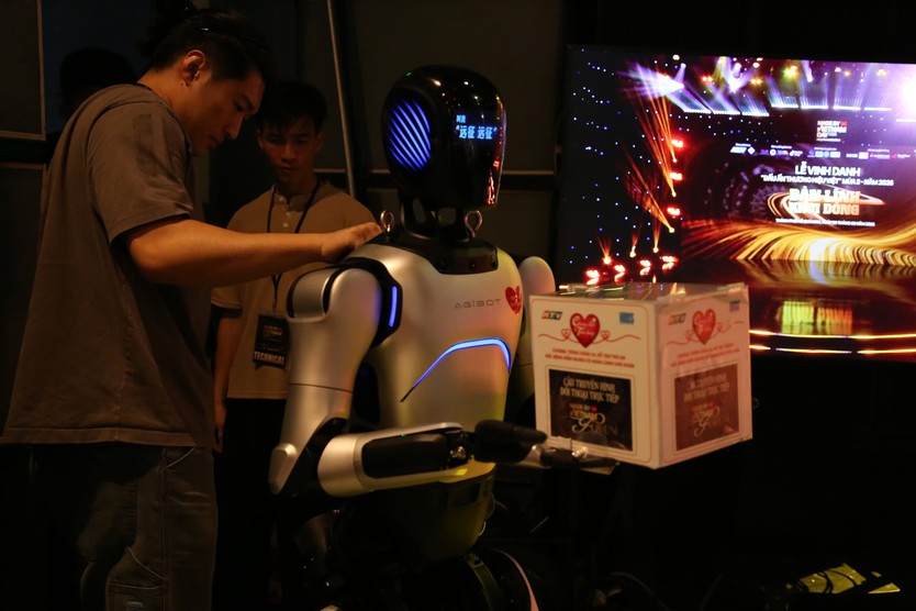 HTV tiên phong đưa robot vào hoạt động hỗ trợ xã hội - Ảnh 1.