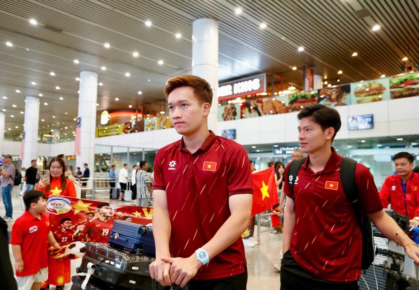 Thầy trò HLV Kim Sang Sik có mặt tại Kuala Lumpur, quyết tâm đấu Malaysia - Ảnh 2.