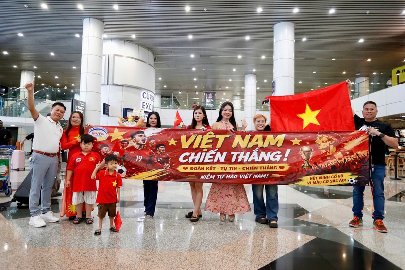 Thầy trò HLV Kim Sang Sik có mặt tại Kuala Lumpur, quyết tâm đấu Malaysia - Ảnh 1.