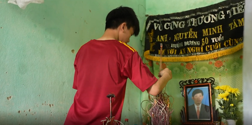 Mái ấm gia đình Việt: Cậu bé sống một mình bật khóc khi được ôm vào lòng- Ảnh 1.