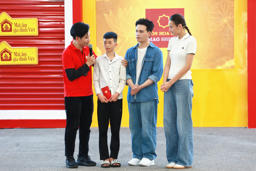 Mái ấm gia đình Việt: Cậu bé sống một mình bật khóc khi được ôm vào lòng- Ảnh 13.