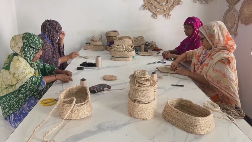 Bangladesh: Xu hướng tận dụng thân chuối làm sợi dệt - Ảnh 2.