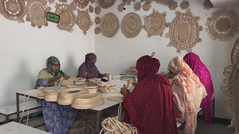 Bangladesh: Xu hướng tận dụng thân chuối làm sợi dệt - Ảnh 1.