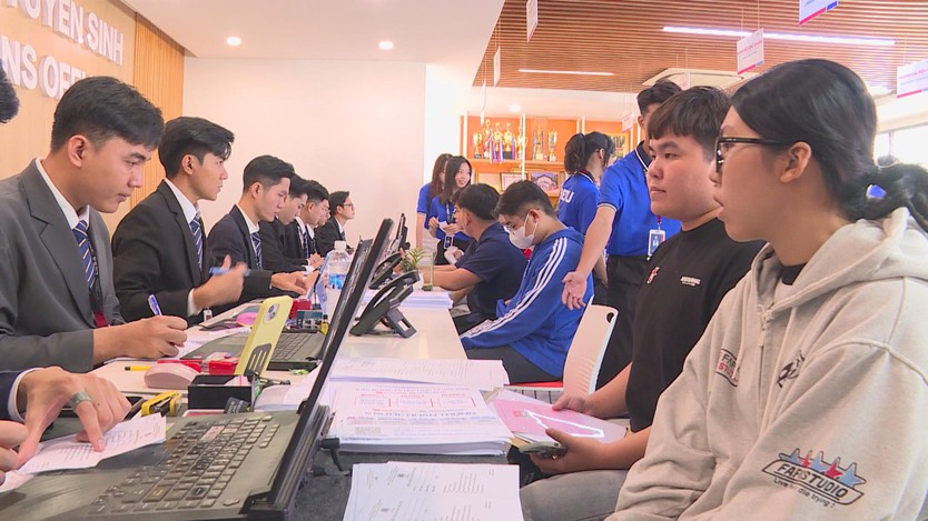 Tân sinh viên rộn ràng nhập học, sẵn sàng cho hành trình mới - Ảnh 3.