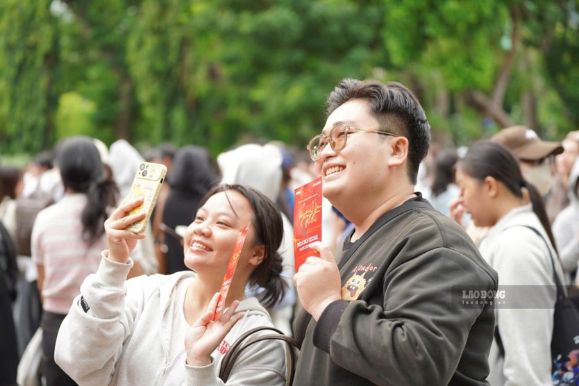 Khán giả xếp hàng dài trước 2 tiếng chờ nhận vé Concert Quốc gia: Tổ quốc trong tim - Ảnh 5.