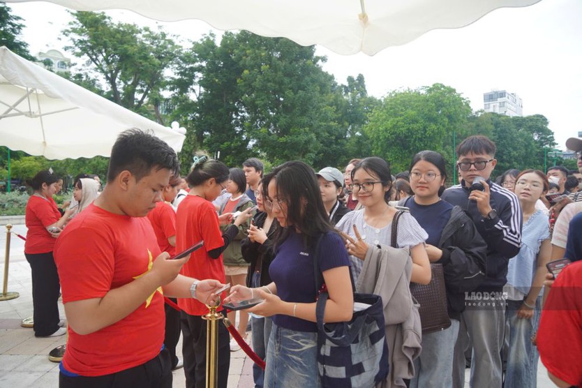 Khán giả xếp hàng dài trước 2 tiếng chờ nhận vé Concert Quốc gia: Tổ quốc trong tim - Ảnh 4.