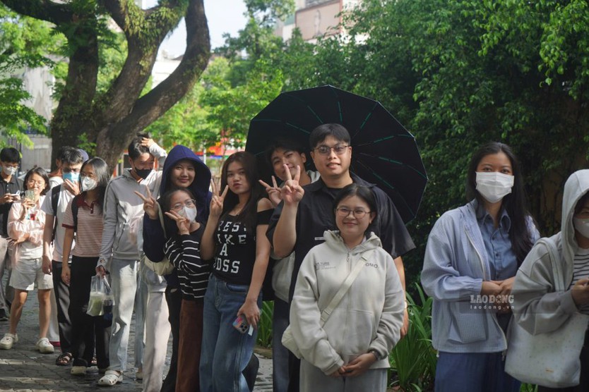 Khán giả xếp hàng dài trước 2 tiếng chờ nhận vé Concert Quốc gia: Tổ quốc trong tim - Ảnh 3.