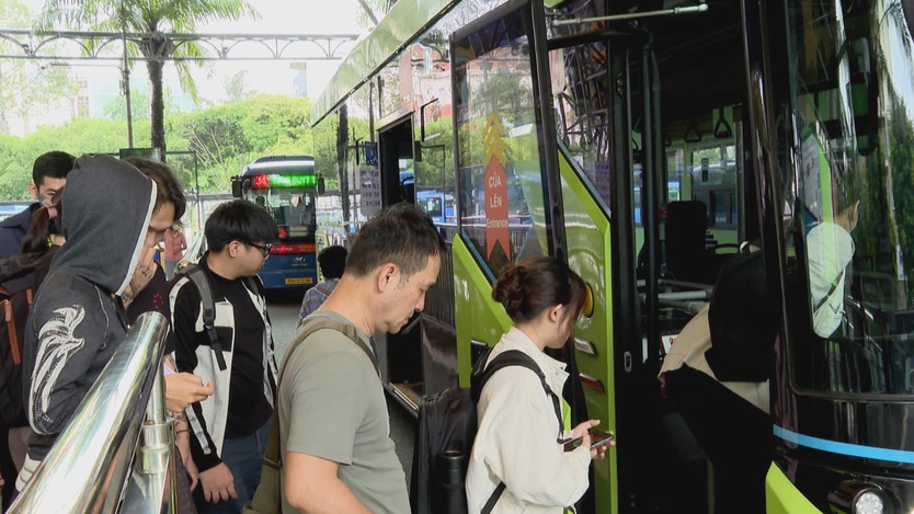 Hơn 13.000 hồ sơ đăng ký thẻ giao thông công cộng sau hơn một tuần - Ảnh 8.
