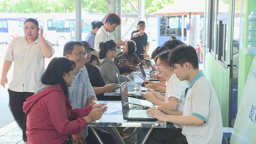 Hơn 13.000 hồ sơ đăng ký thẻ giao thông công cộng sau hơn một tuần - Ảnh 4.