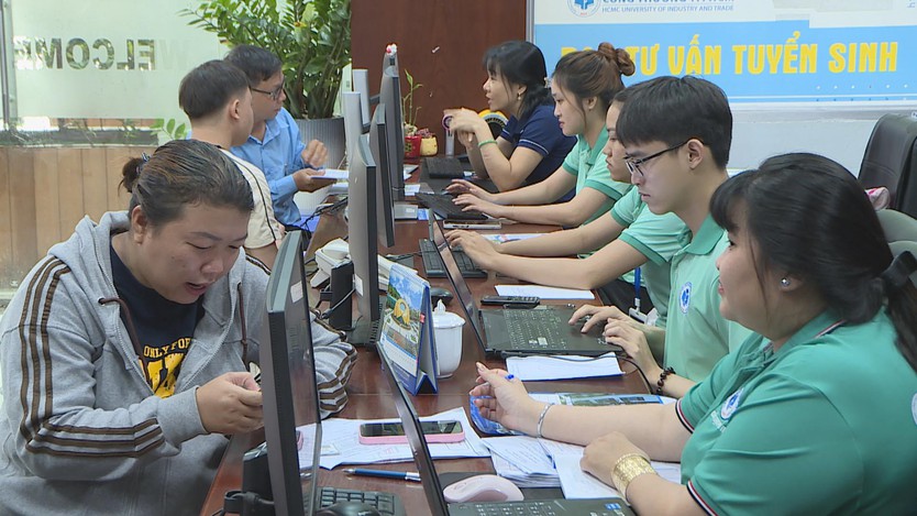 Tân sinh viên rộn ràng nhập học, sẵn sàng cho hành trình mới - Ảnh 2.