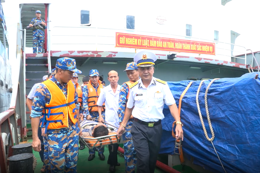 Vùng 4 Hải quân bàn giao ngư dân được cứu chữa tại đảo Nam Yết cho gia đình - Ảnh 5.