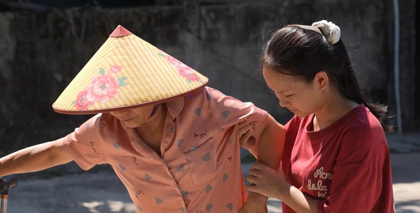 Chuyện cô bé mồ côi cha, mẹ bị tai biến trong "Mái ấm gia đình Việt" - Ảnh 2.