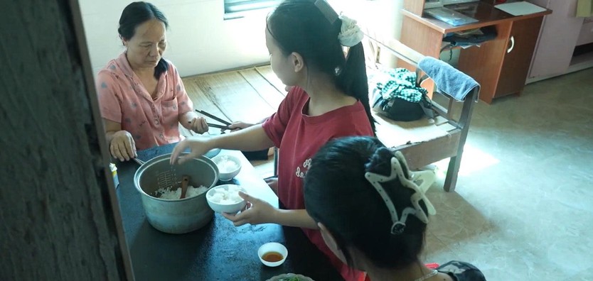 Chuyện cô bé mồ côi cha, mẹ bị tai biến trong "Mái ấm gia đình Việt" - Ảnh 5.