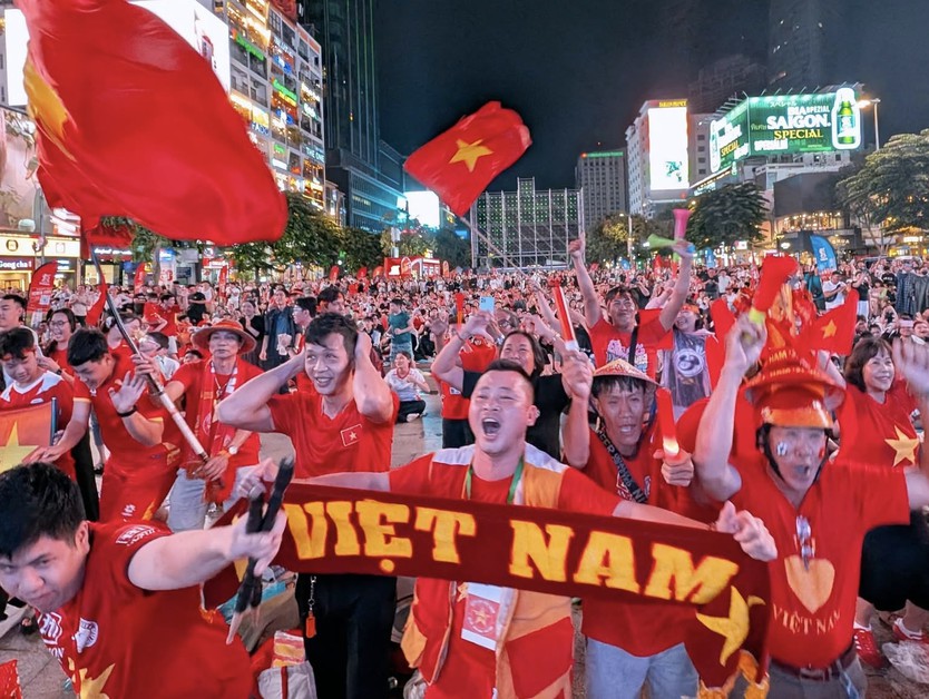 Phố đi bộ Nguyễn Huệ rực cờ đỏ sau chiến thắng của tuyển Việt Nam - Ảnh 1.