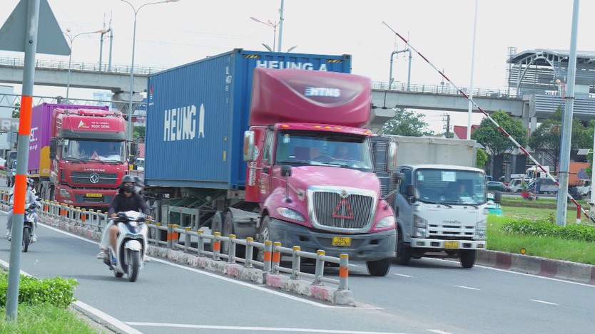 Nguy hiểm tiềm tàng khi lưu thông tại khu công nghiệp  - Ảnh 2.