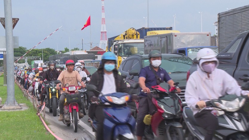 Nguy hiểm tiềm tàng khi lưu thông tại khu công nghiệp  - Ảnh 1.
