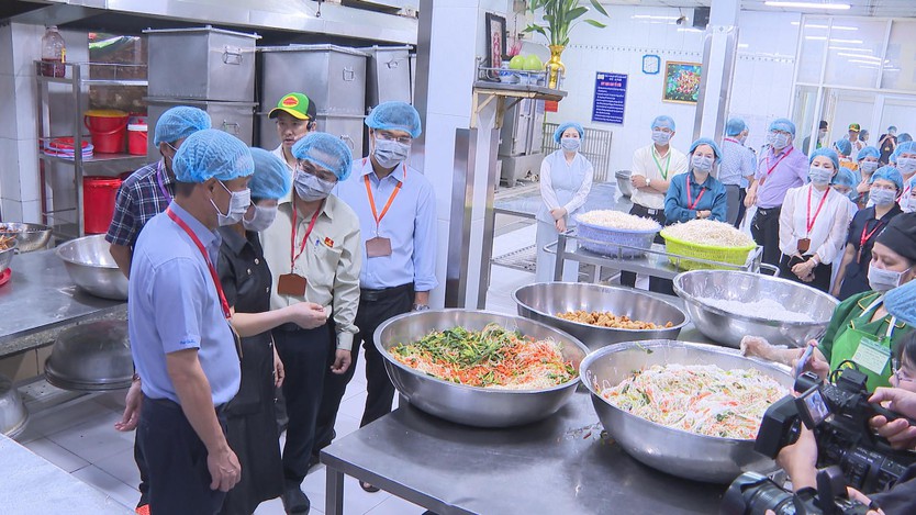 Siết chặt kiểm soát an toàn thực phẩm từ chợ đầu mối đến bếp ăn - Ảnh 2.