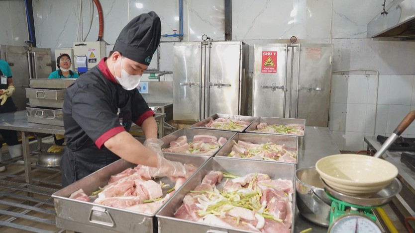 Siết chặt kiểm soát an toàn thực phẩm từ chợ đầu mối đến bếp ăn - Ảnh 3.