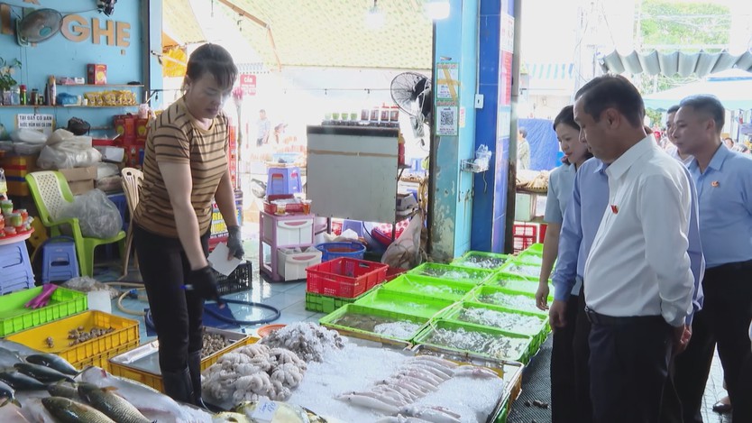 Siết chặt kiểm soát an toàn thực phẩm từ chợ đầu mối đến bếp ăn - Ảnh 1.
