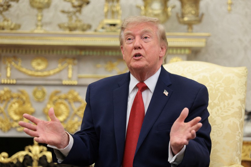 Tổng thống Trump kêu gọi Iran đầu hàng, dọa tấn công Oman - Ảnh 1.