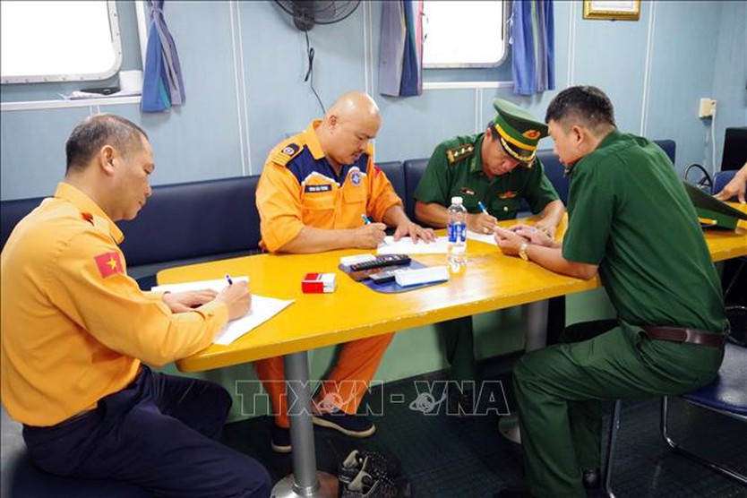 Vượt thời tiết sóng gió, đưa ngư dân gặp sự cố sức khỏe về bờ an toàn- Ảnh 3.