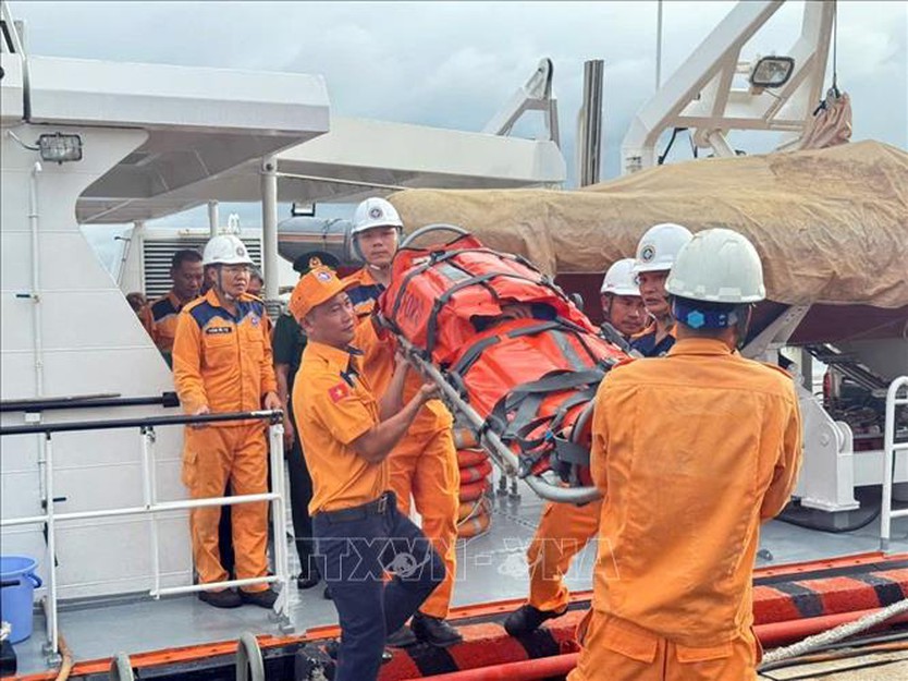 Vượt thời tiết sóng gió, đưa ngư dân gặp sự cố sức khỏe về bờ an toàn- Ảnh 1.
