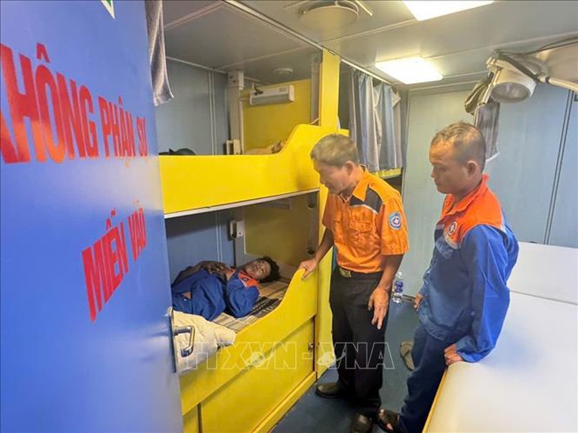 Vượt thời tiết sóng gió, đưa ngư dân gặp sự cố sức khỏe về bờ an toàn- Ảnh 2.