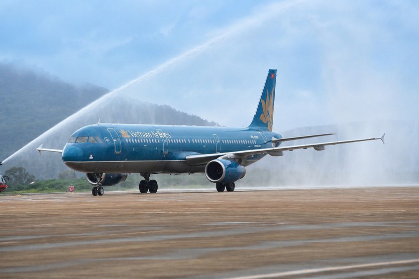 Vietnam Airlines đưa những hành khách đầu tiên trở lại Cảng HKQT Liên Khương - Ảnh 1.