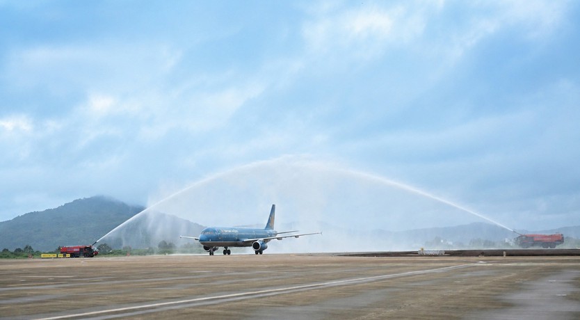 Vietnam Airlines đưa những hành khách đầu tiên trở lại Cảng HKQT Liên Khương - Ảnh 2.