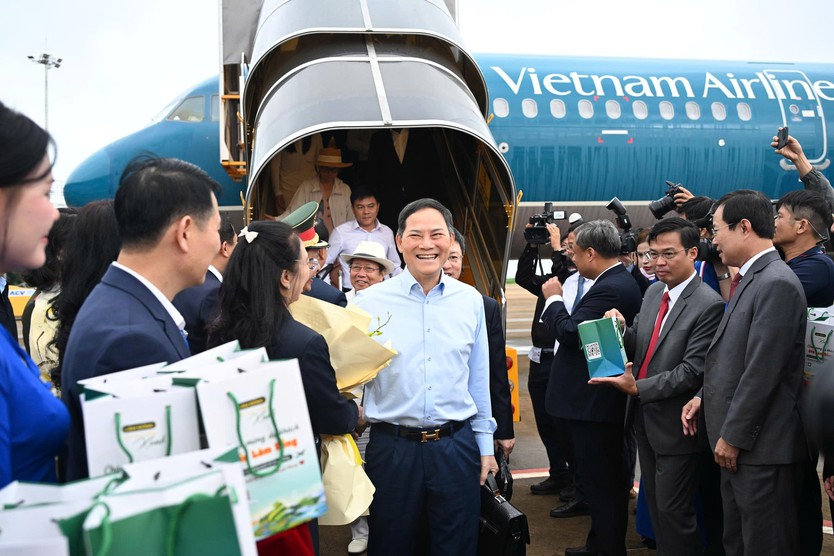 Vietnam Airlines đưa những hành khách đầu tiên trở lại Cảng HKQT Liên Khương - Ảnh 3.
