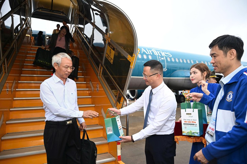 Vietnam Airlines đưa những hành khách đầu tiên trở lại Cảng HKQT Liên Khương - Ảnh 4.