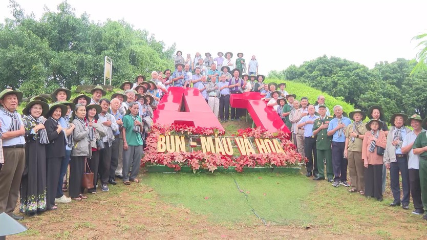 Đoàn cựu chiến binh đã đến tham quan di tích Đồi A1 - Chiến trường Điện Biên Phủ - Ảnh 1.