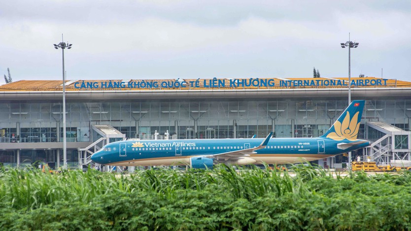 Vietnam Airlines đưa những hành khách đầu tiên trở lại Cảng HKQT Liên Khương - Ảnh 6.