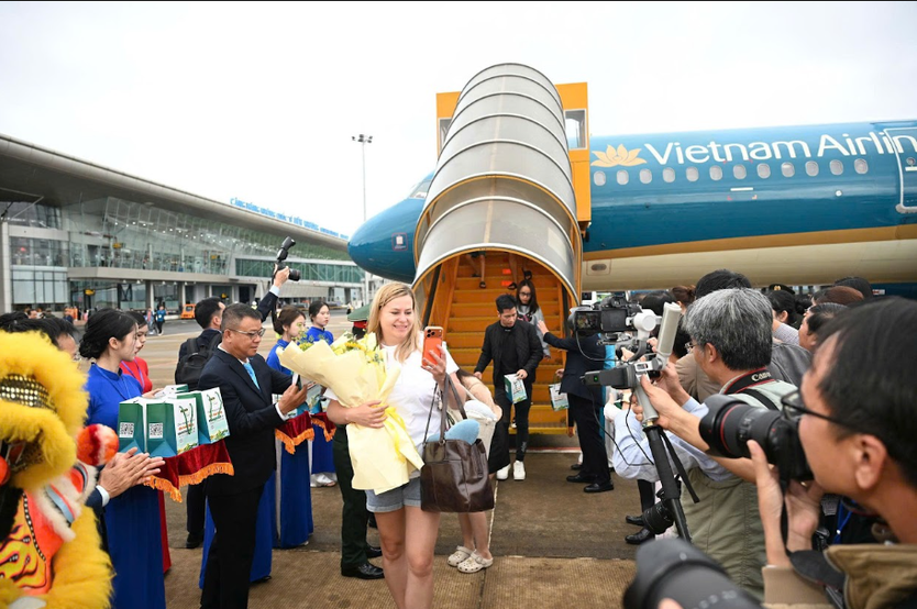 Vietnam Airlines đưa những hành khách đầu tiên trở lại Cảng HKQT Liên Khương - Ảnh 5.