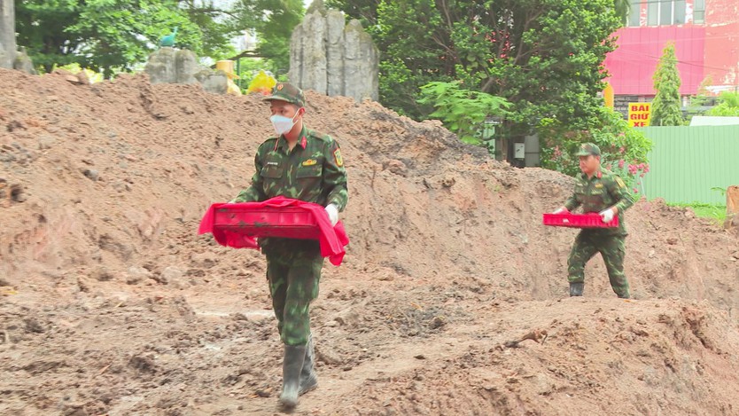 Mỗi lớp đất mở ra, thêm hy vọng tìm thấy liệt sĩ - Ảnh 1.