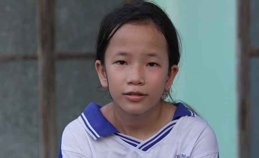 Các nghệ sĩ "Mái ấm gia đình Việt" bán vé số giúp em nhỏ khó khăn - Ảnh 2.