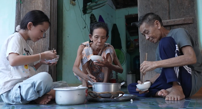 Mái ấm gia đình Việt: Xót xa bé gái mồ côi khao khát được gặp mẹ - Ảnh 4.