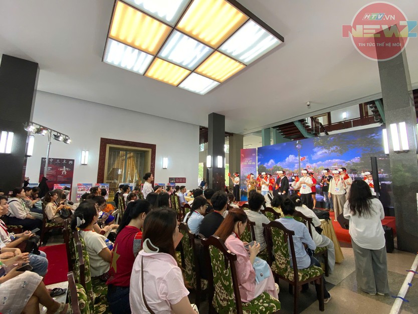 Nghe giọng Bác Hồ qua công nghệ VR tại Chương trình "Trở về thời khắc thiêng liêng"- Ảnh 2.