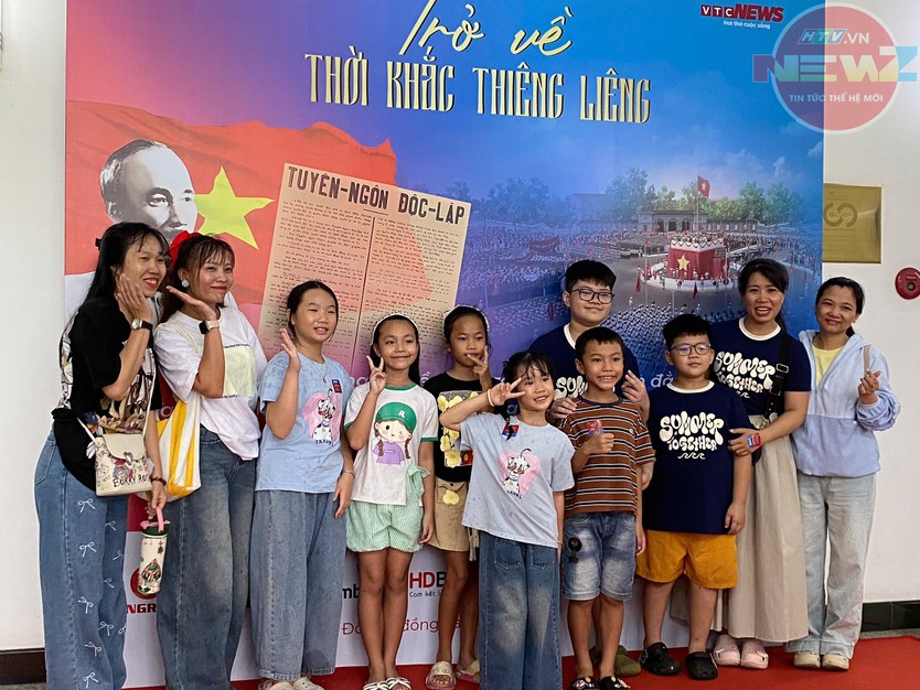 Nghe giọng Bác Hồ qua công nghệ VR tại Chương trình "Trở về thời khắc thiêng liêng"- Ảnh 4.