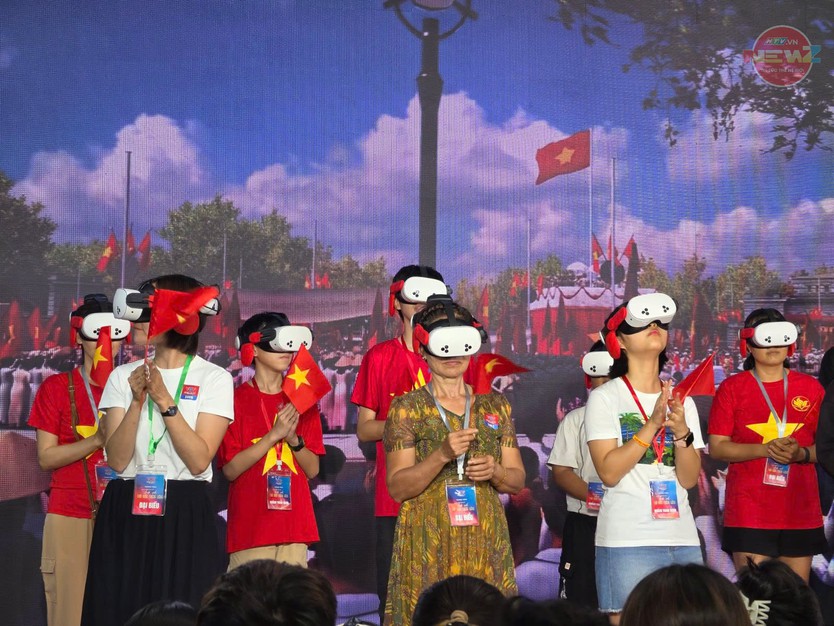 Nghe giọng Bác Hồ qua công nghệ VR tại Chương trình "Trở về thời khắc thiêng liêng"- Ảnh 5.