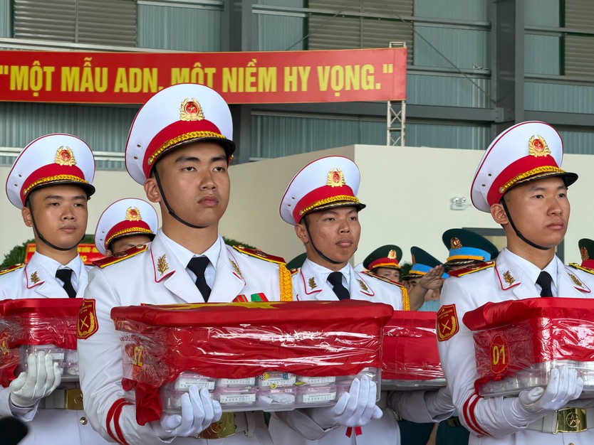Vận chuyển hơn 7.000 mẫu hài cốt liệt sĩ bằng chuyên cơ quân sự ra Hà Nội giám định ADN - Ảnh 6.